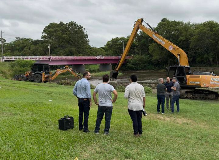 *LA APA REALIZA LIMPIEZA DE VEGETACIÓN Y RESIDUOS EN EL RÍO NEGRO, FRENTE AL DOMO DEL CENTENARIO*  