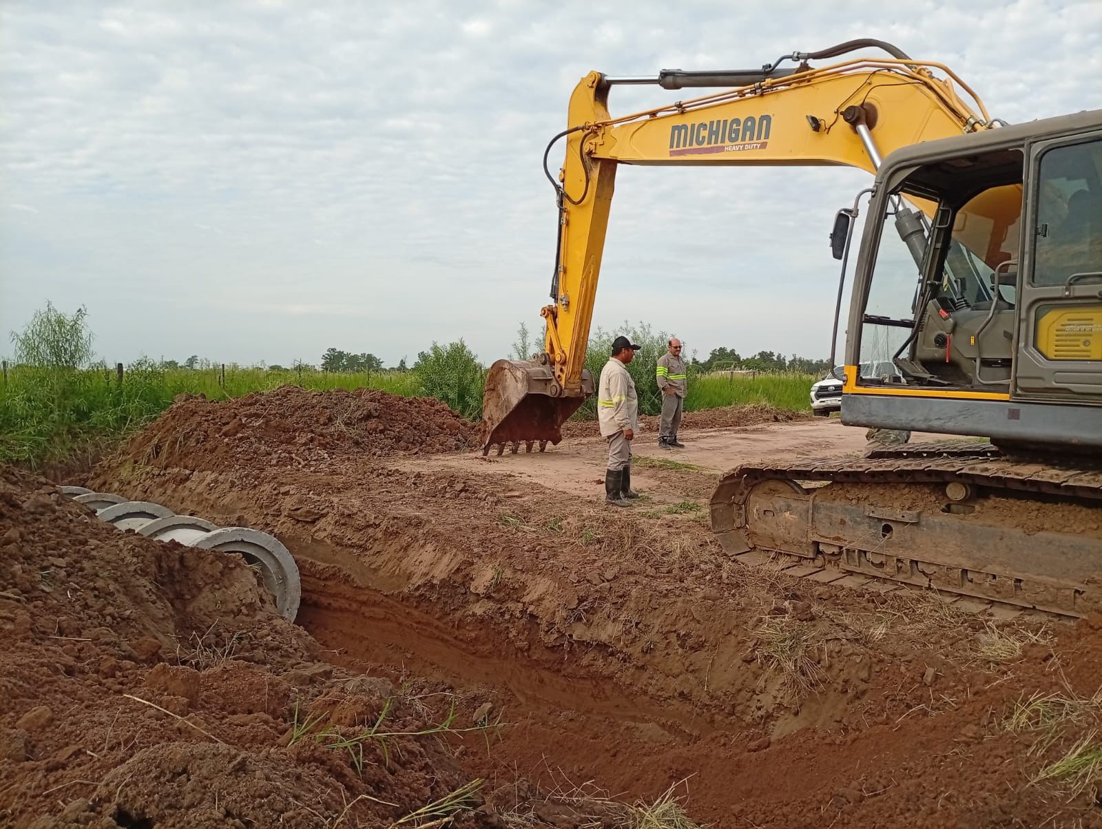 *CASTELLI: DESPUÉS DE AÑOS DE ESPERA, VIALIDAD PROVINCIAL INICIO LAS OBRAS EN EL CANAL ESTE*