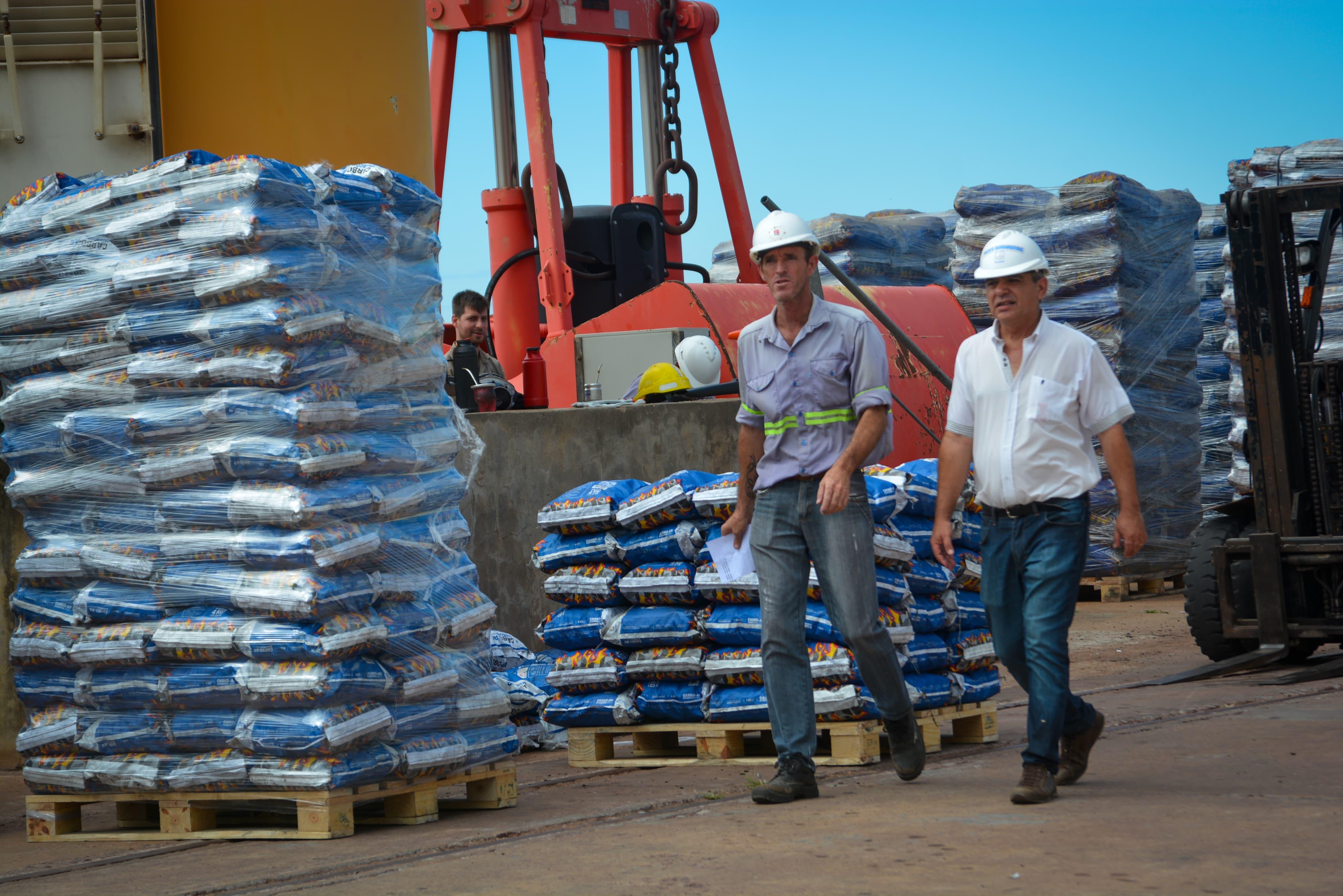 Chaco se abré al mundo : tras años de restricciónnes , comenzó la exportación de carbon vegetal desde  el puerto de barranqueras a europa 