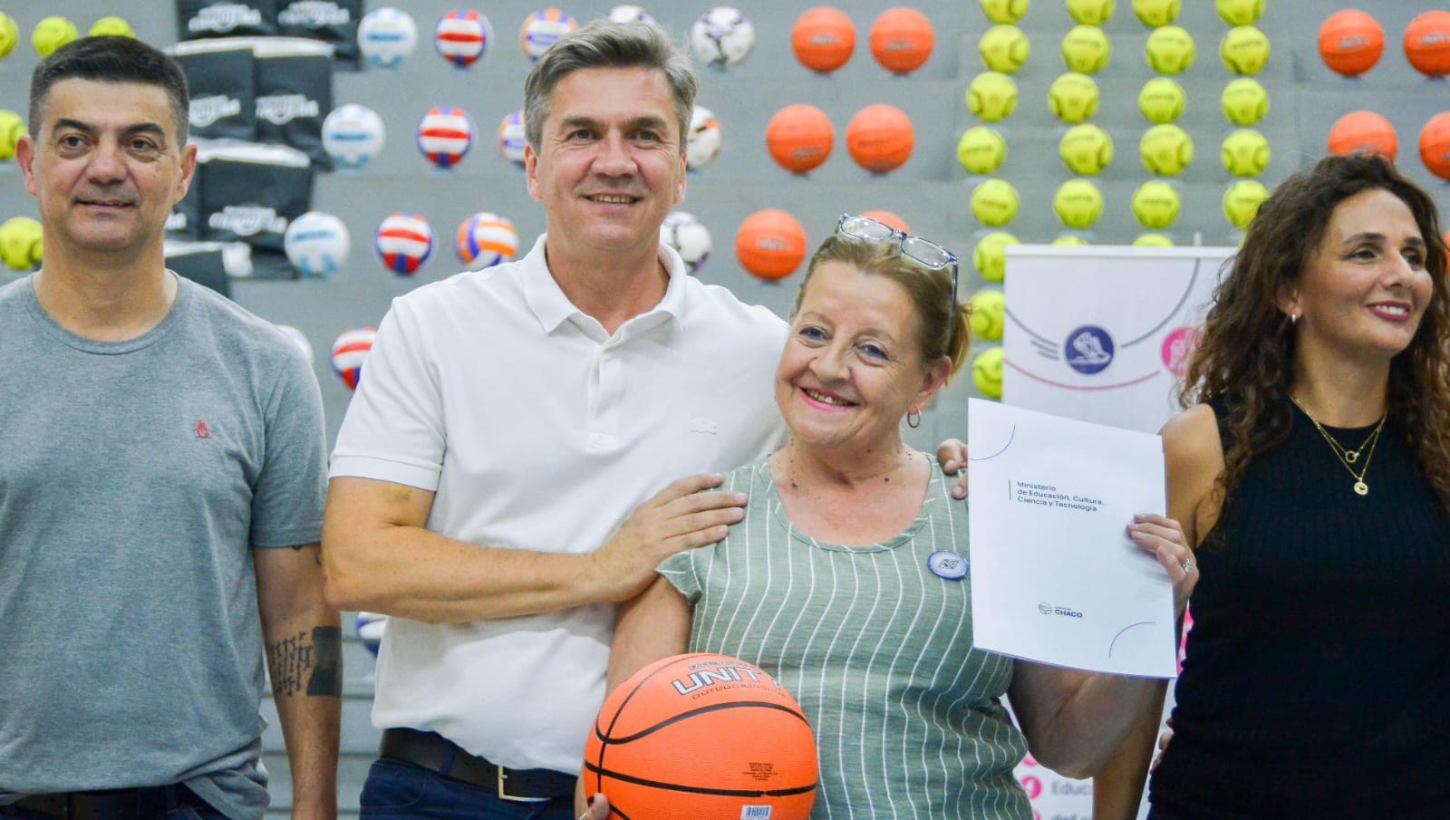 EL GOBERNADOR ZDERO ENTREGÓ ELEMENTOS DEPORTIVOS A ESCUELAS DE LA REGIONAL 10: ”EL DEPORTE CUMPLE UN ROL FUNDAMENTAL EN LA FORMACIÓN DE LAS PERSONAS