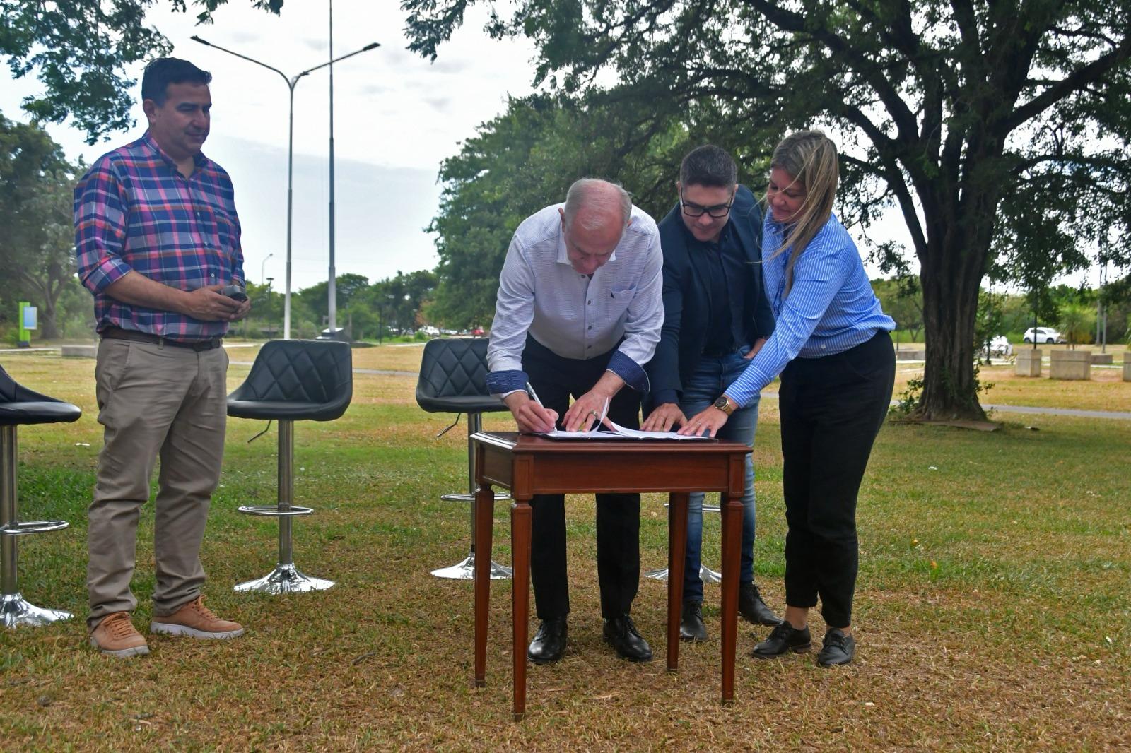 EL GOBIERNO PROVINCIAL REALIZÓ EL TRASPASO DEL PARQUE DE LA DEMOCRACIA A LA MUNICIPALIDAD DE RESISTENCIA