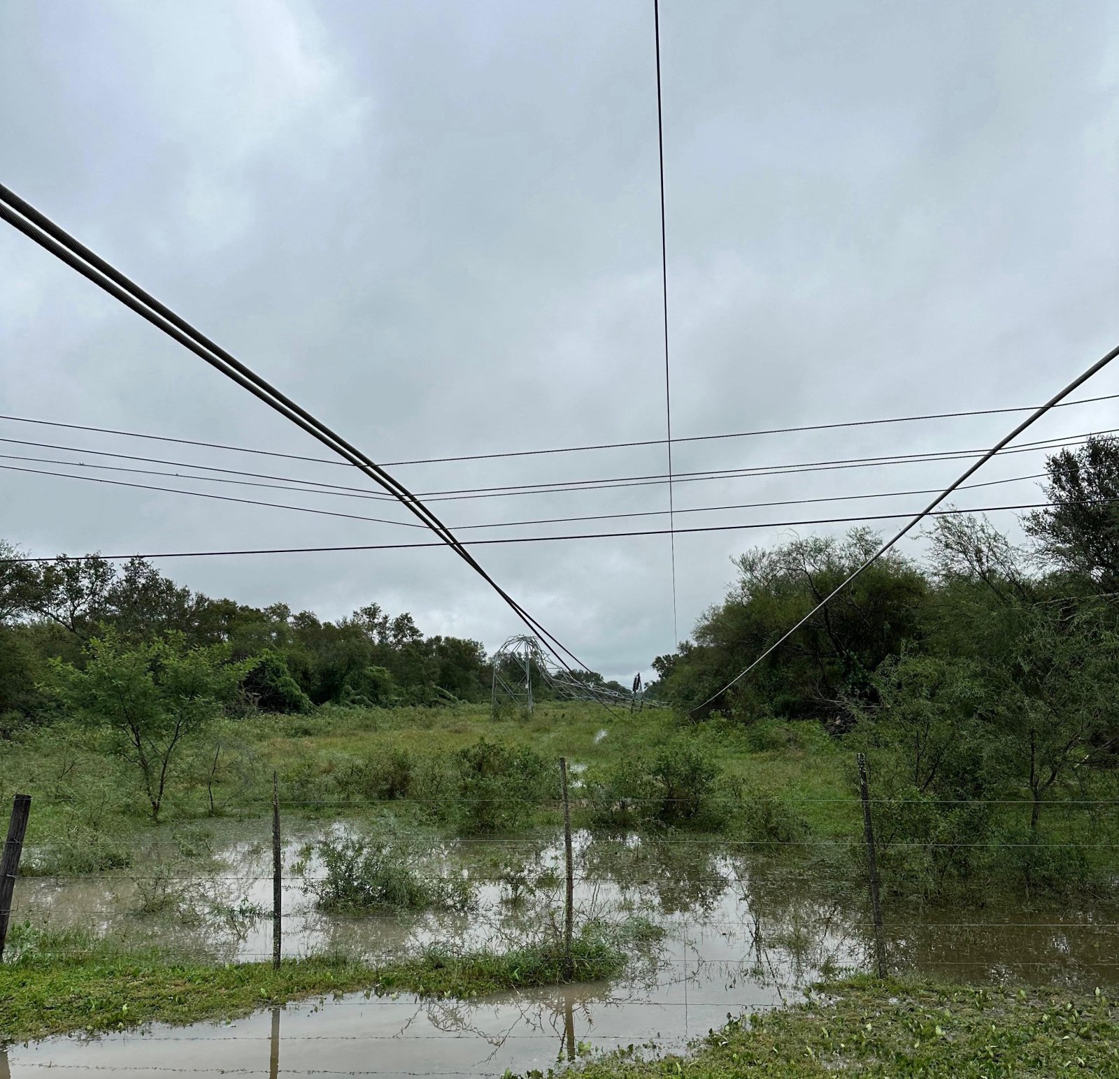 *SECHEEP INTENSIFICA TRABAJOS PARA RESTABLECER EL SERVICIO EL&Eacute;CTRICO, TRAS UN TORNADO EN COLONIA POPULAR Y LAGUNA BLANCA*