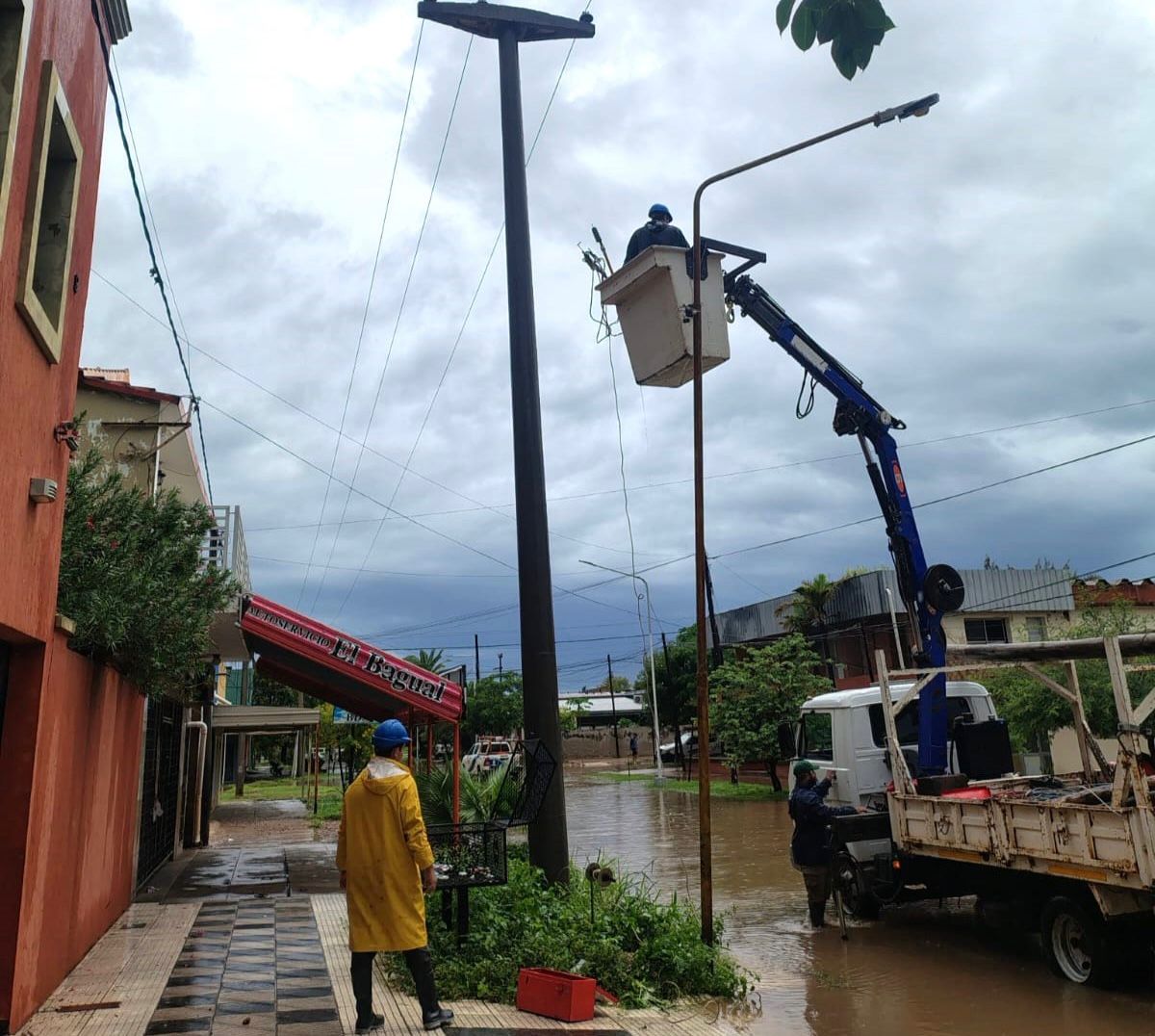 *SECHEEP: FUERTE DESPLIEGUE EN ZONAS ANEGADAS DEL CHACO PARA NORMALIZAR EL SERVICIO* 