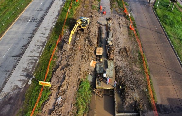 *EL GOBIERNO PROVINCIAL CONSOLIDA OBRAS COMPLEMENTARIAS DE DESAG&Uuml;ES EN LA ZONA NORTE DE RESISTENCIA*  