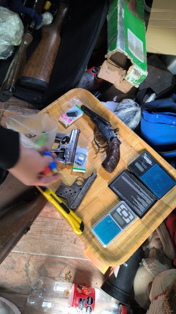 *VILLA &Aacute;NGELA: SECUESTRAN ARMAS Y UNA GRANADA ACTIVA EN UN ALLANAMIENTO POR AMENAZAS A UN COLEGIO*