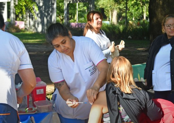 *SALUD: AMPLIA CONVOCATORIA EN LA PLAZA 25 DE MAYO PARA ACCEDER A VACUNAS GRATUITAS*