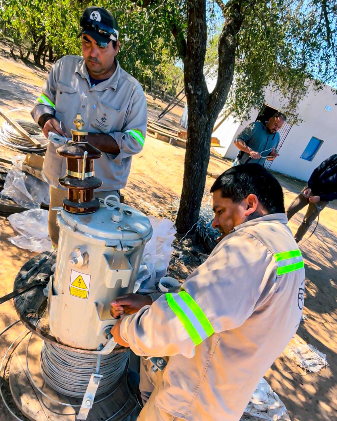 *AVANZAN LAS OBRAS DE ELECTRIFICACI&Oacute;N RURAL EN PARAJE LAS PUERTAS, MIRAFLORES*