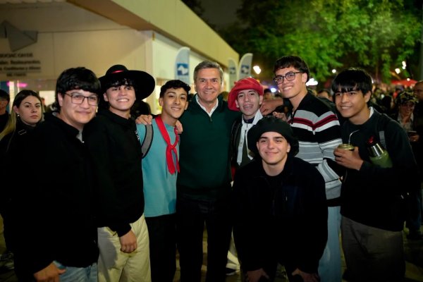 *EL GOBERNADOR ZDERO COMPARTI&Oacute; OTRA NOCHE DE BIENAL CON EMPRENDEDORES, TURISTAS Y LAS FAMILIAS*