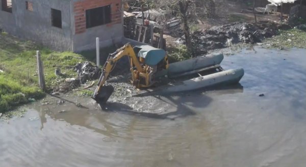 *EN BARRANQUERAS, EL GOBIERNO PROVINCIAL AVANZA CON LA LIMPIEZA DEL RIACHO ARAZ&Aacute; PARA PREVENIR EL IMPACTO DE EL NI&Ntilde;O*