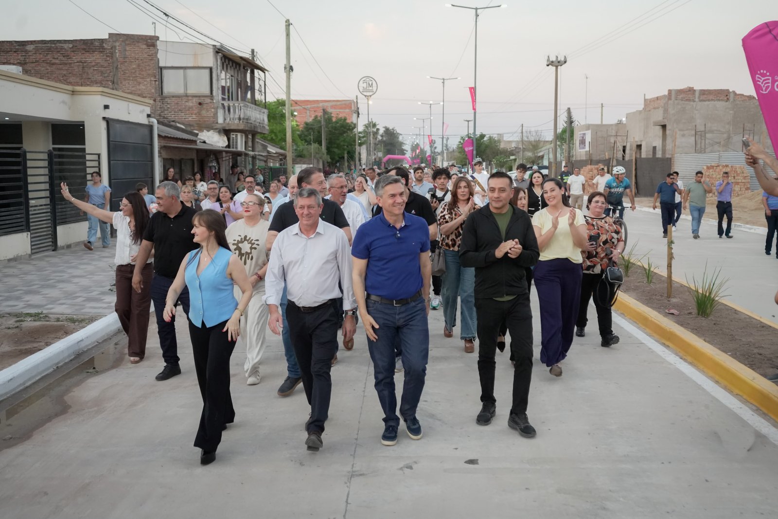 *PAVIMENTO, LUCES Y CONECTIVIDAD: ZDERO INAUGUR&Oacute; LA AVENIDA CASEROS, EN CHARATA*