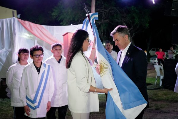 *100 A&Ntilde;OS EDUCANDO EN EL CHACO PROFUNDO: ZDERO HOMENAJE&Oacute; A LA ESCUELA RURAL DE PAMPA SOMMER*