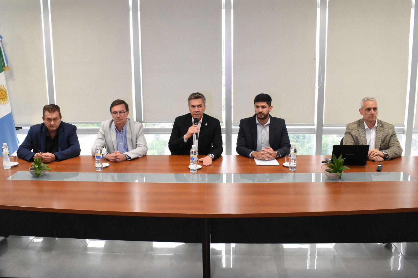 El gobernador zdero inauguró la agencia de inversiones del chaco: