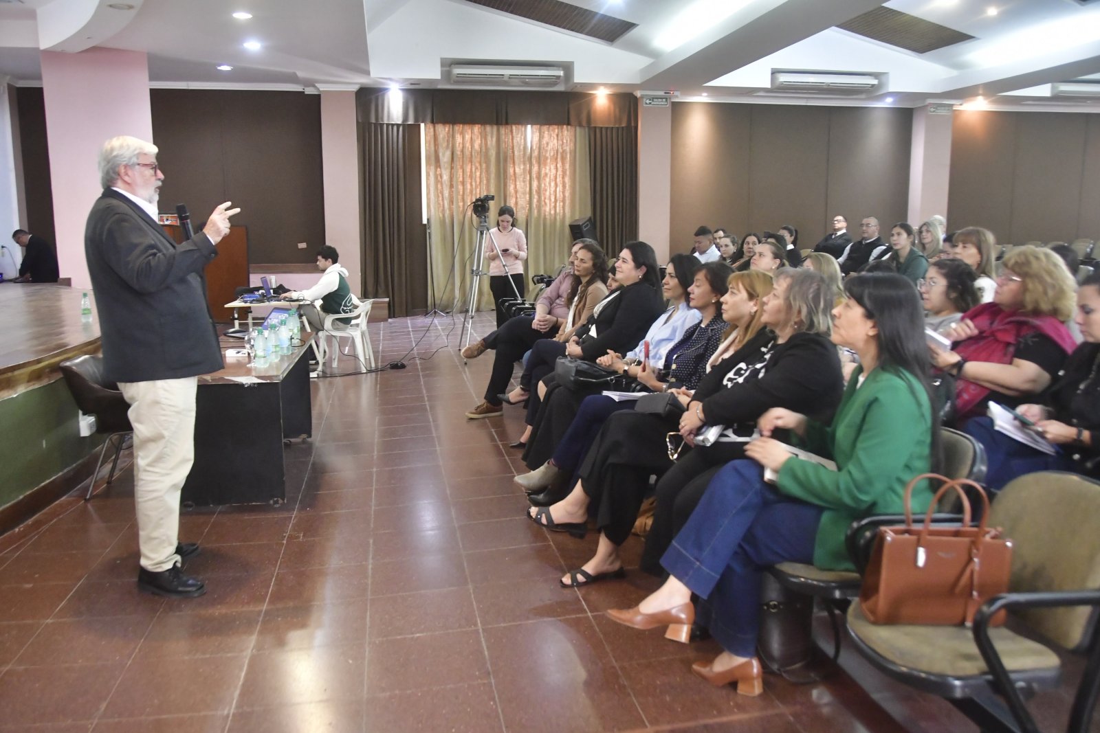 *JUNTO AL ESPECIALISTA PEPE MEN&Eacute;NDEZ, DIRECTIVOS Y SUPERVISORES REFLEXIONARON SOBRE LA TRANSFORMACI&Oacute;N EDUCATIVA DEL NIVEL SECUNDARIO*