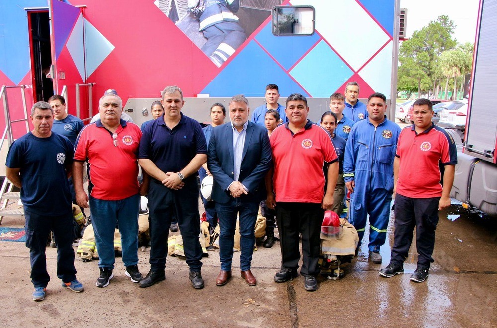 LA VICEGOBERNADORA  SCHNEIDER PRESENTÓ EL SIMULADOR PARA EL ENTRENAMIENTO DE BOMBEROS EN ESPACIOS REDUCIDOS 