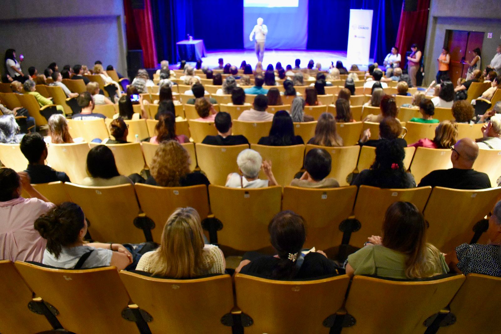 SILVANA SCHNEIDER ACOMPAÑÓ LA CHARLA MOTIVACIONAL DE BERNARDO STAMATEAS EN RESISTENCIA